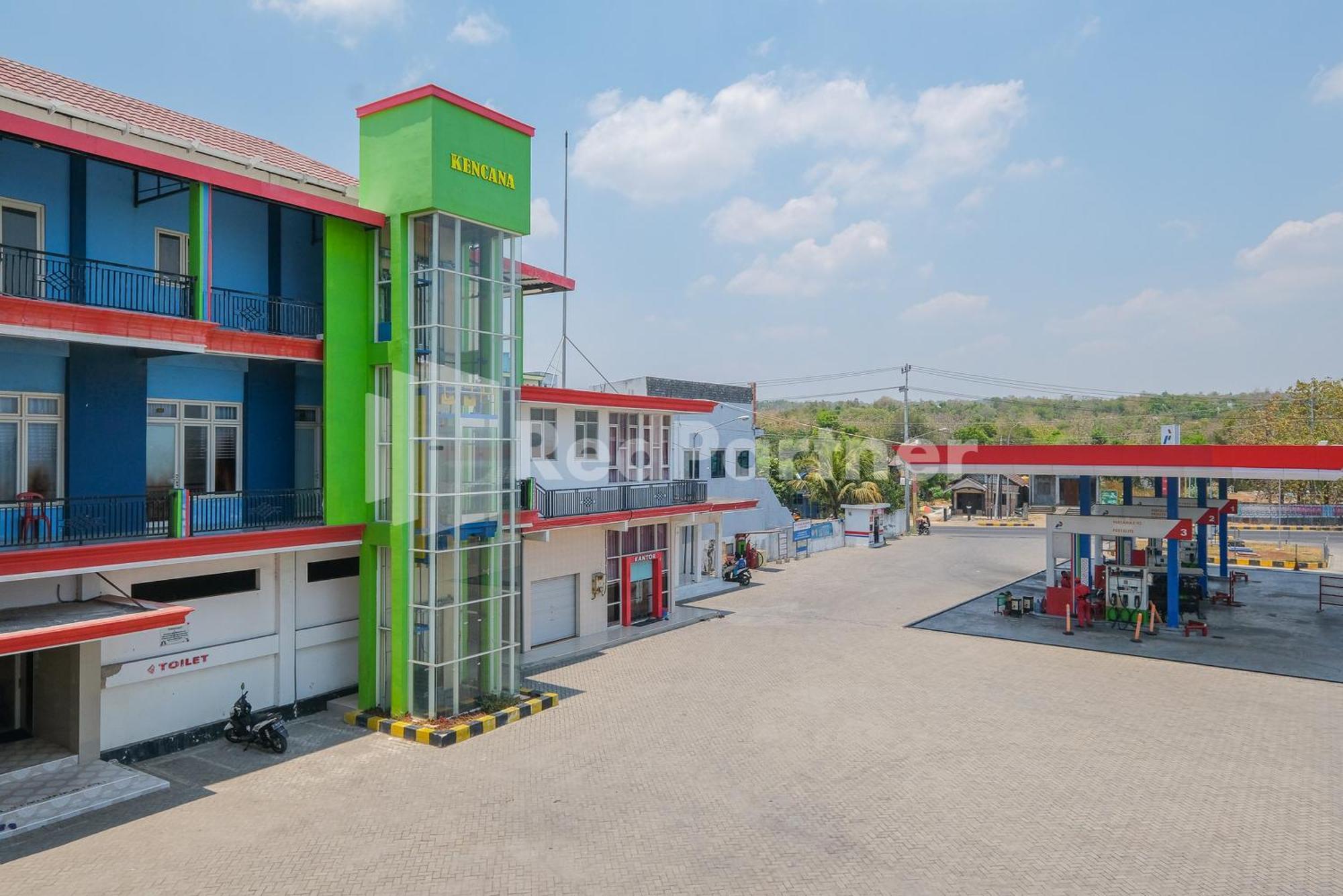 Grand Kencana Guesthouse Syariah Near Wisata Bahari Lamongan Paciran Ngoại thất bức ảnh